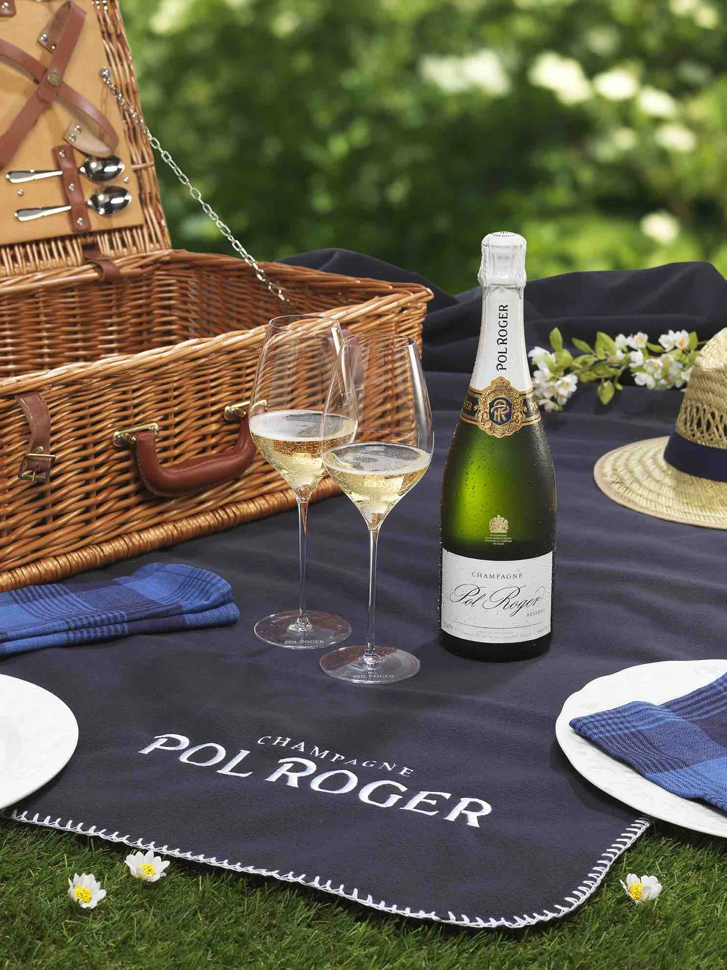Boire du champagne Pol Roger